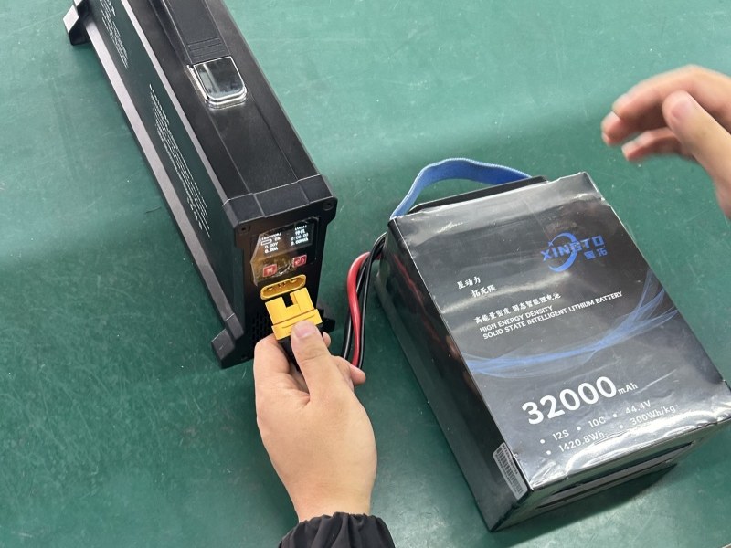 无人机电池充电